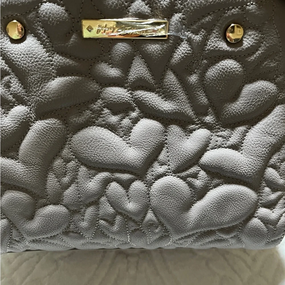 Betsey Johnson NWOTs Gray Heart Handbag. - Picture 3 of 10